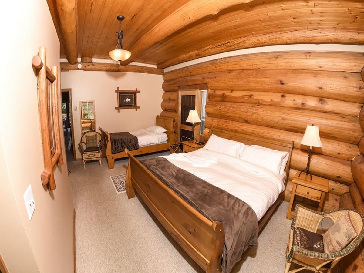 HOTEL LOG HOUSE B&B INN | ⋆⋆⋆⋆ | PEMBERTON, CANADA | SEASON DEALS FROM $146